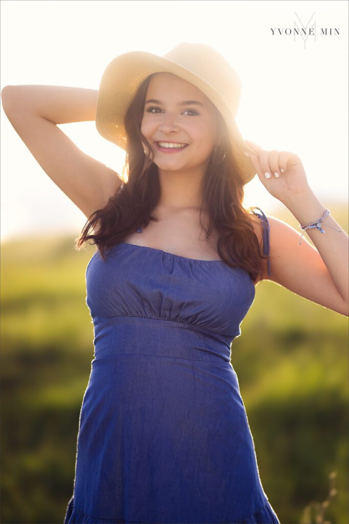 A senior picture of a Stargate High School girl wearing a hat taken Flatirons Vista outside Boulder, Colorado by Yvonne Min Photography.